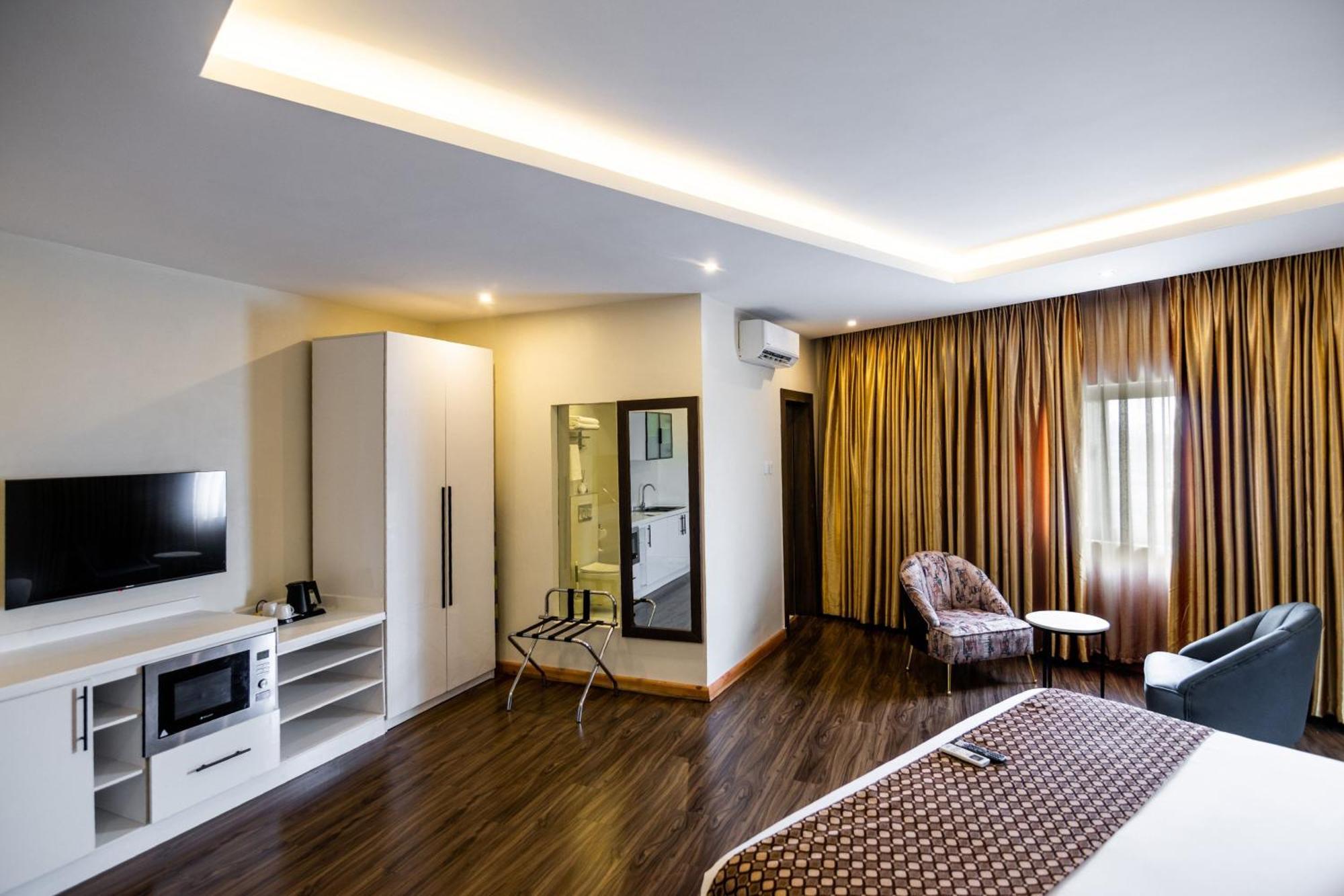 Protea Hotel By Marriott Delta Уари Екстериор снимка