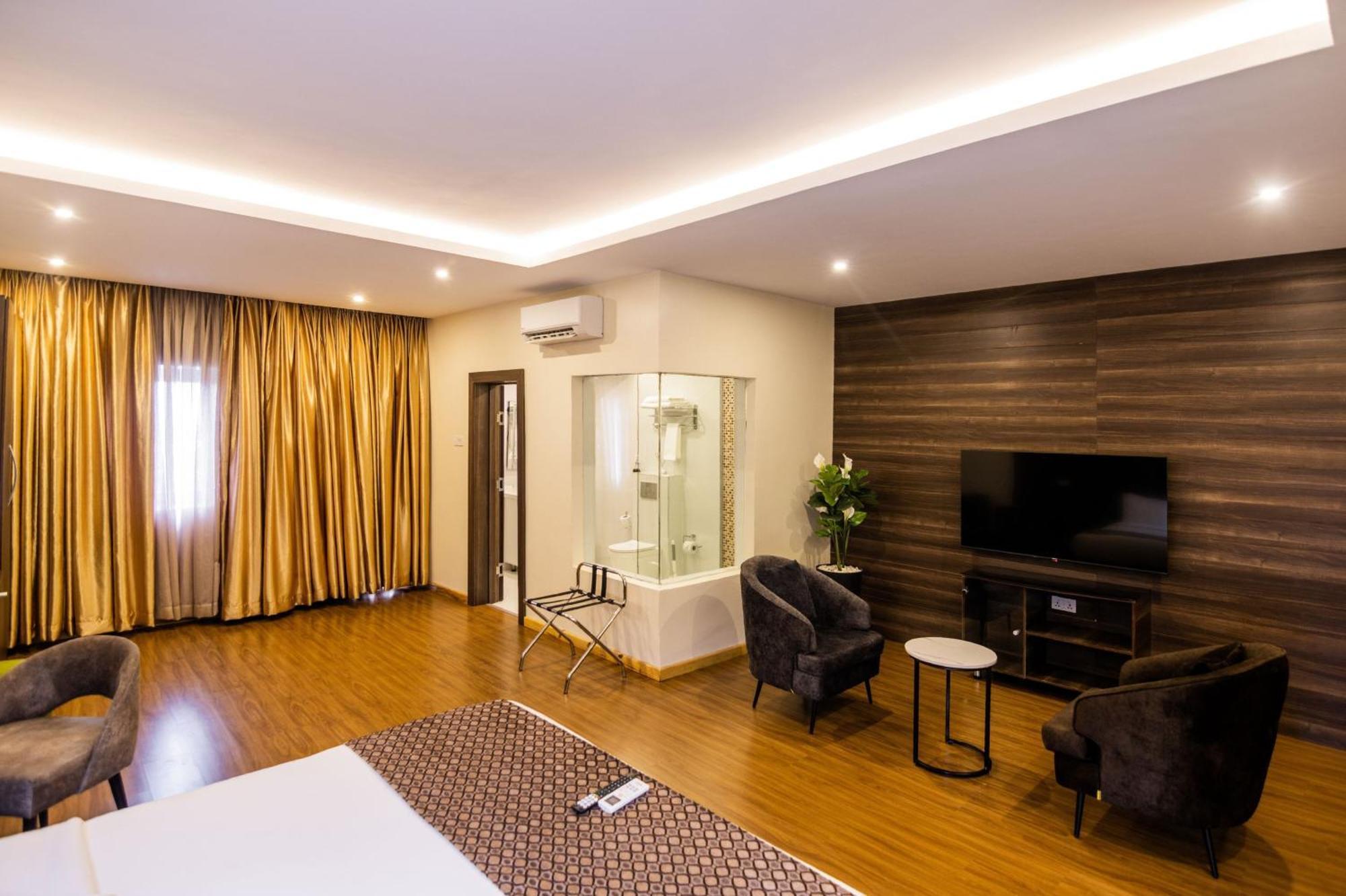 Protea Hotel By Marriott Delta Уари Екстериор снимка