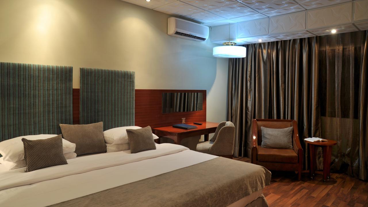 Protea Hotel By Marriott Delta Уари Екстериор снимка