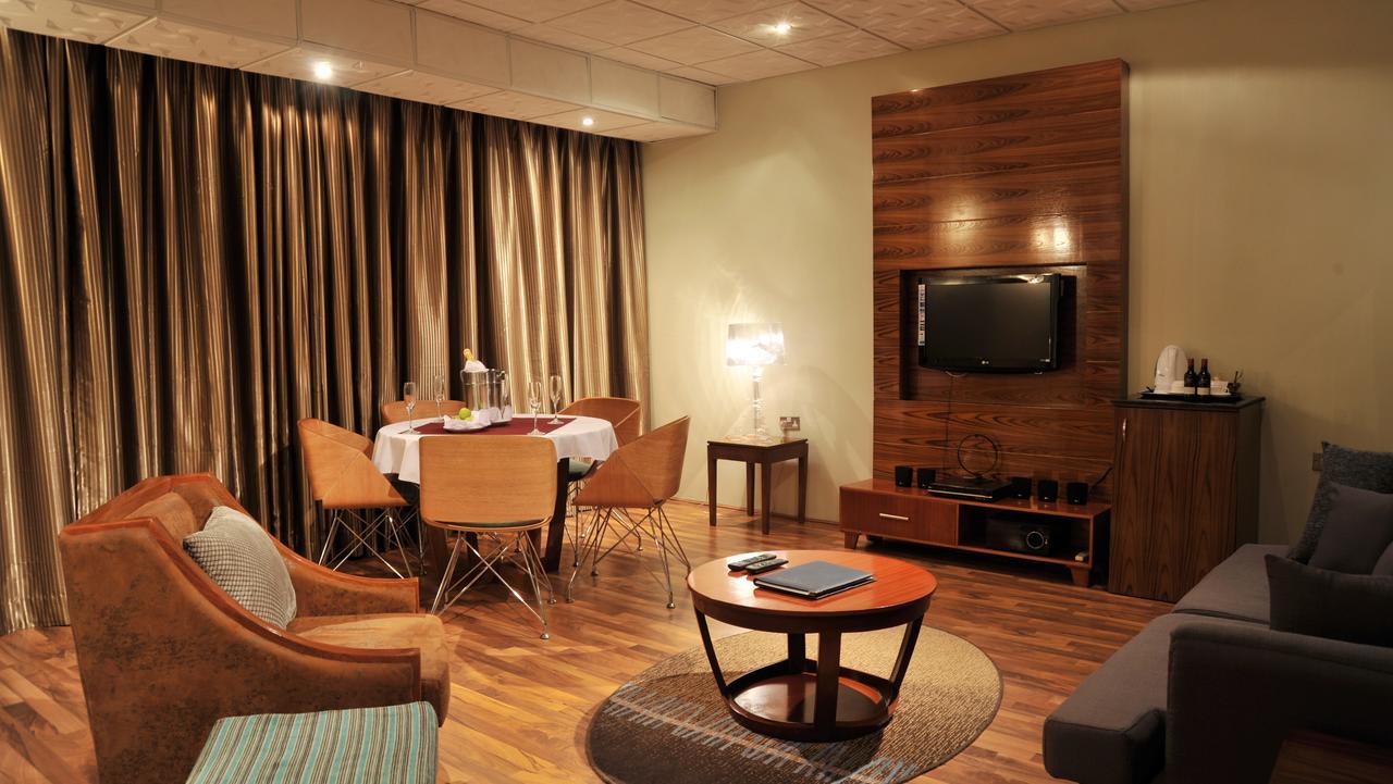 Protea Hotel By Marriott Delta Уари Екстериор снимка